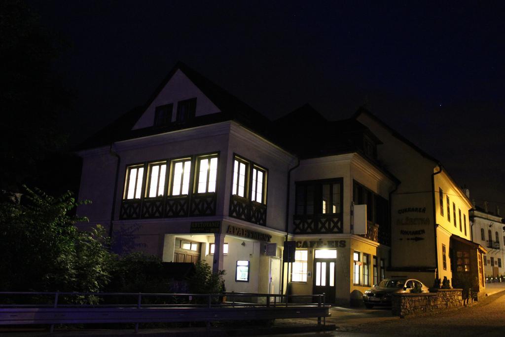 奥拉夫斯基波扎莫克 Urban Center酒店 外观 照片